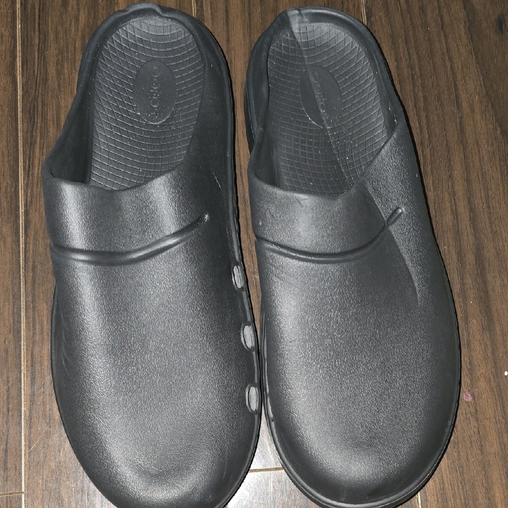 OOFOS Men's Black Slip-On Loafers